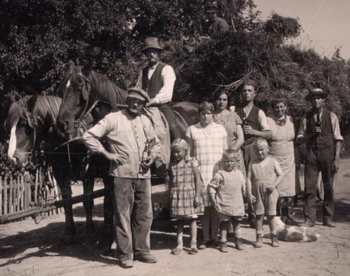 Dettmanns bei der Ernte 1932